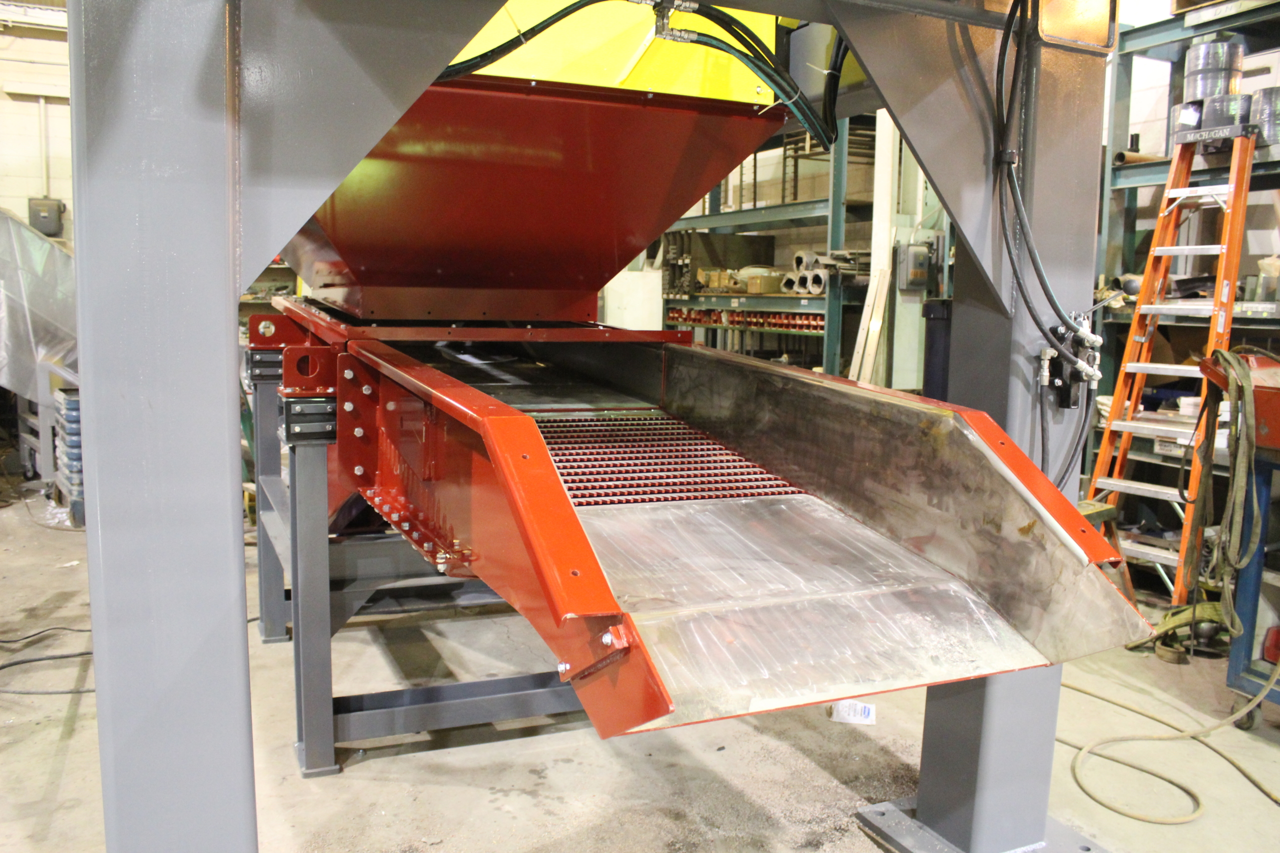 Vibratory Feeder with Quad Shaft Shredder